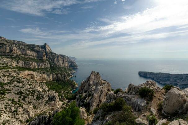 Vue sur la méditérrannée depuis le sommet des calanques