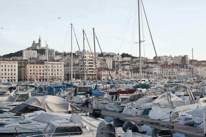 Vue sur les bâteaux du Vieux port avec la ville et Notre Dame au second plan